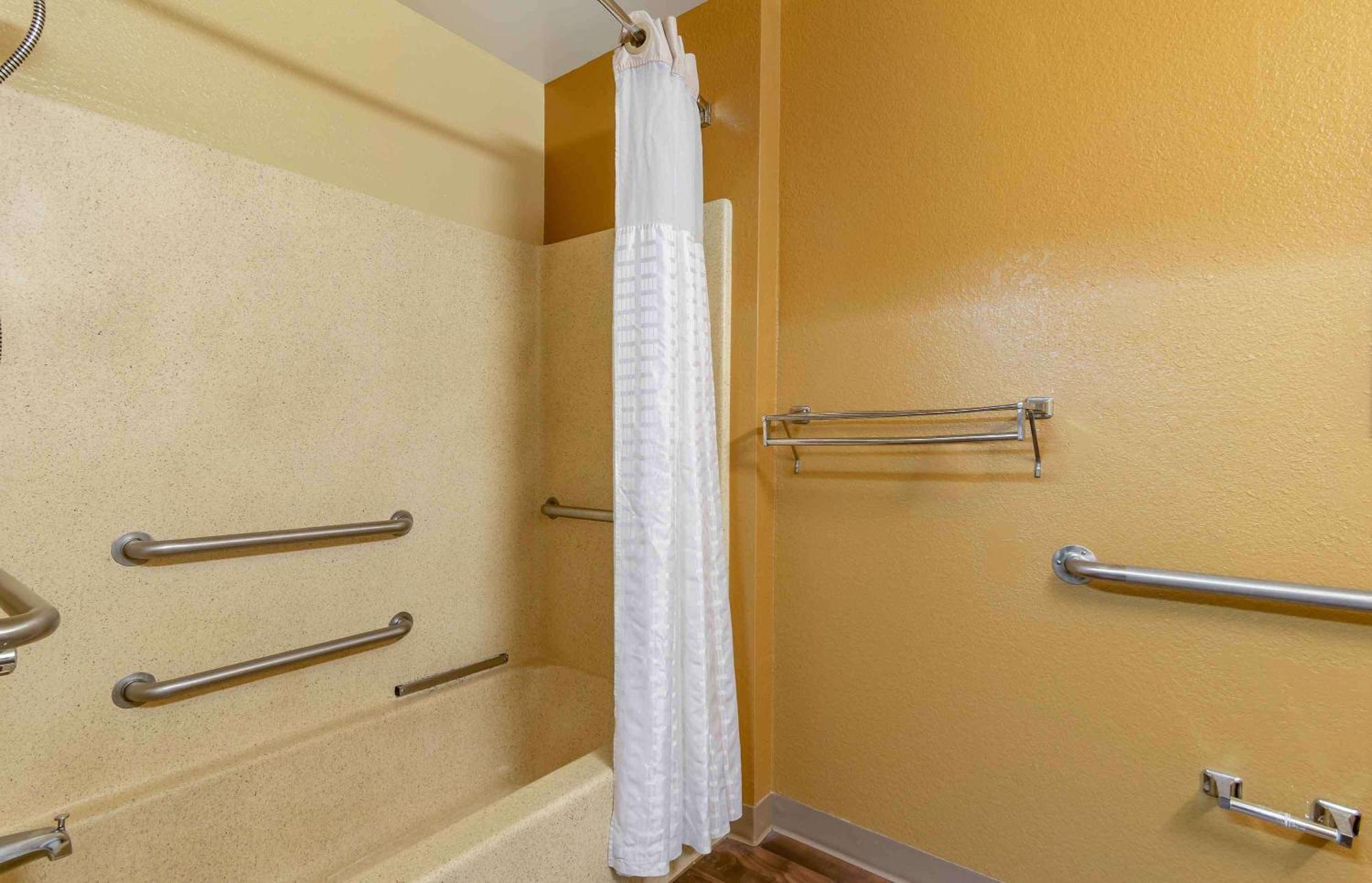 Suburban Studios Columbus Bradley Park Екстериор снимка