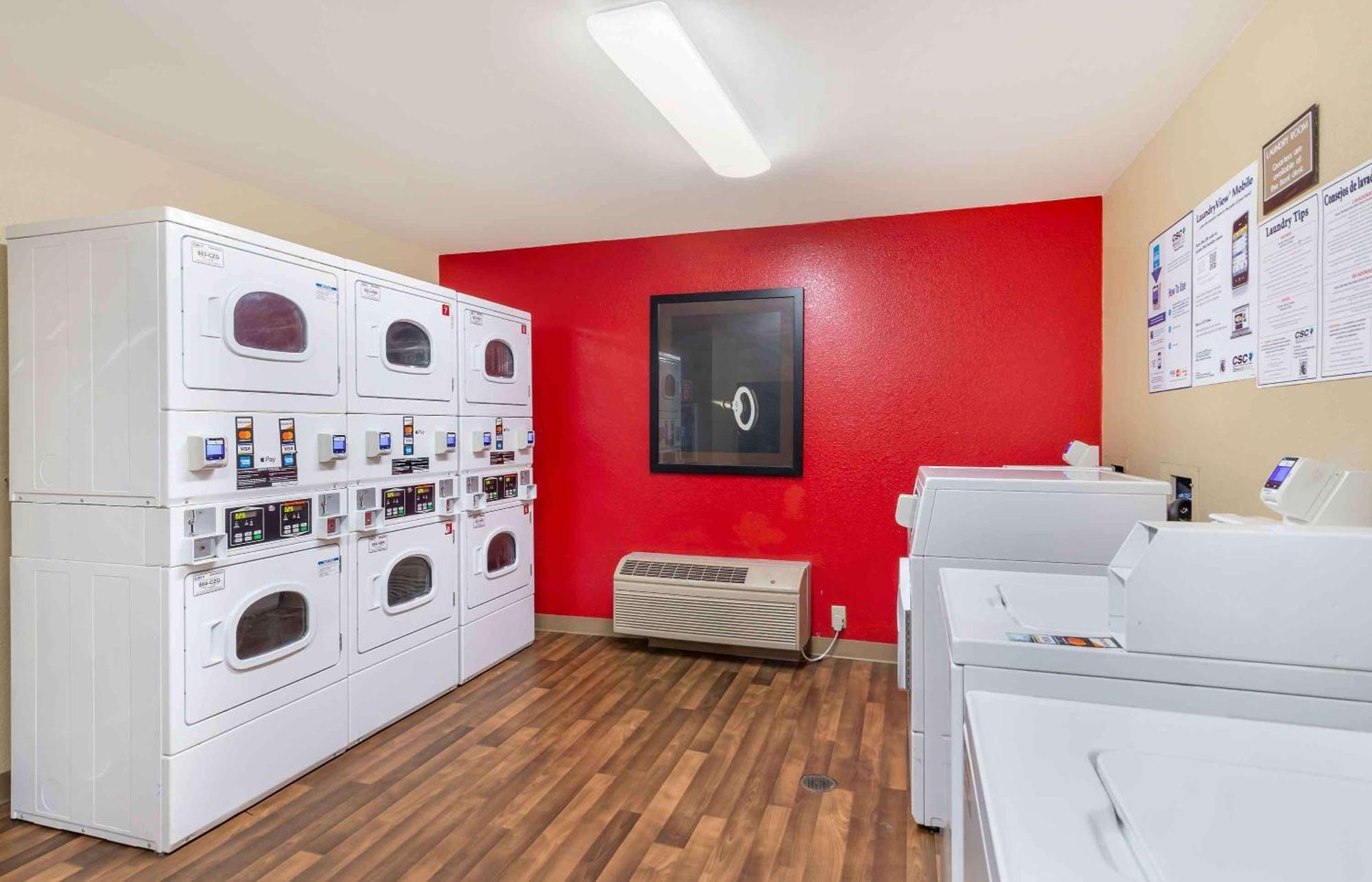 Suburban Studios Columbus Bradley Park Екстериор снимка