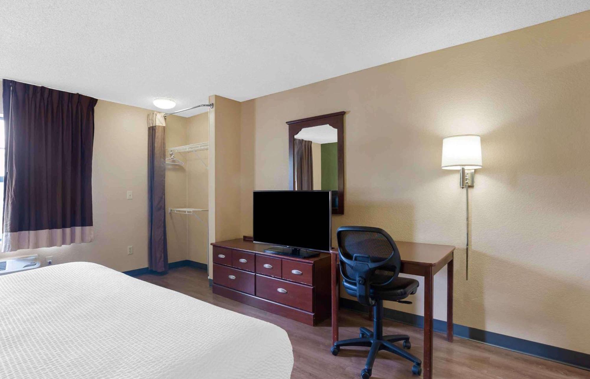 Suburban Studios Columbus Bradley Park Екстериор снимка