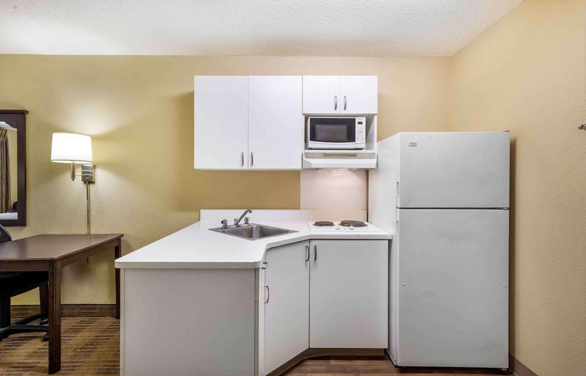 Suburban Studios Columbus Bradley Park Екстериор снимка