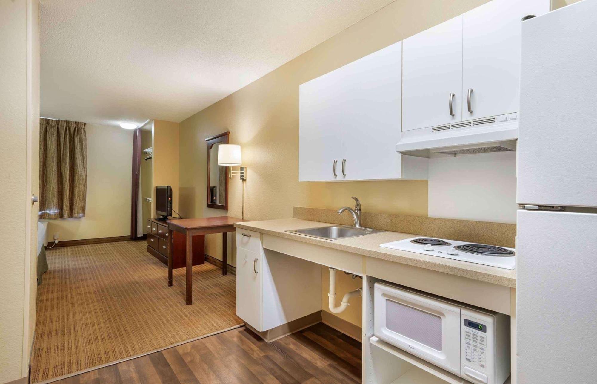 Suburban Studios Columbus Bradley Park Екстериор снимка