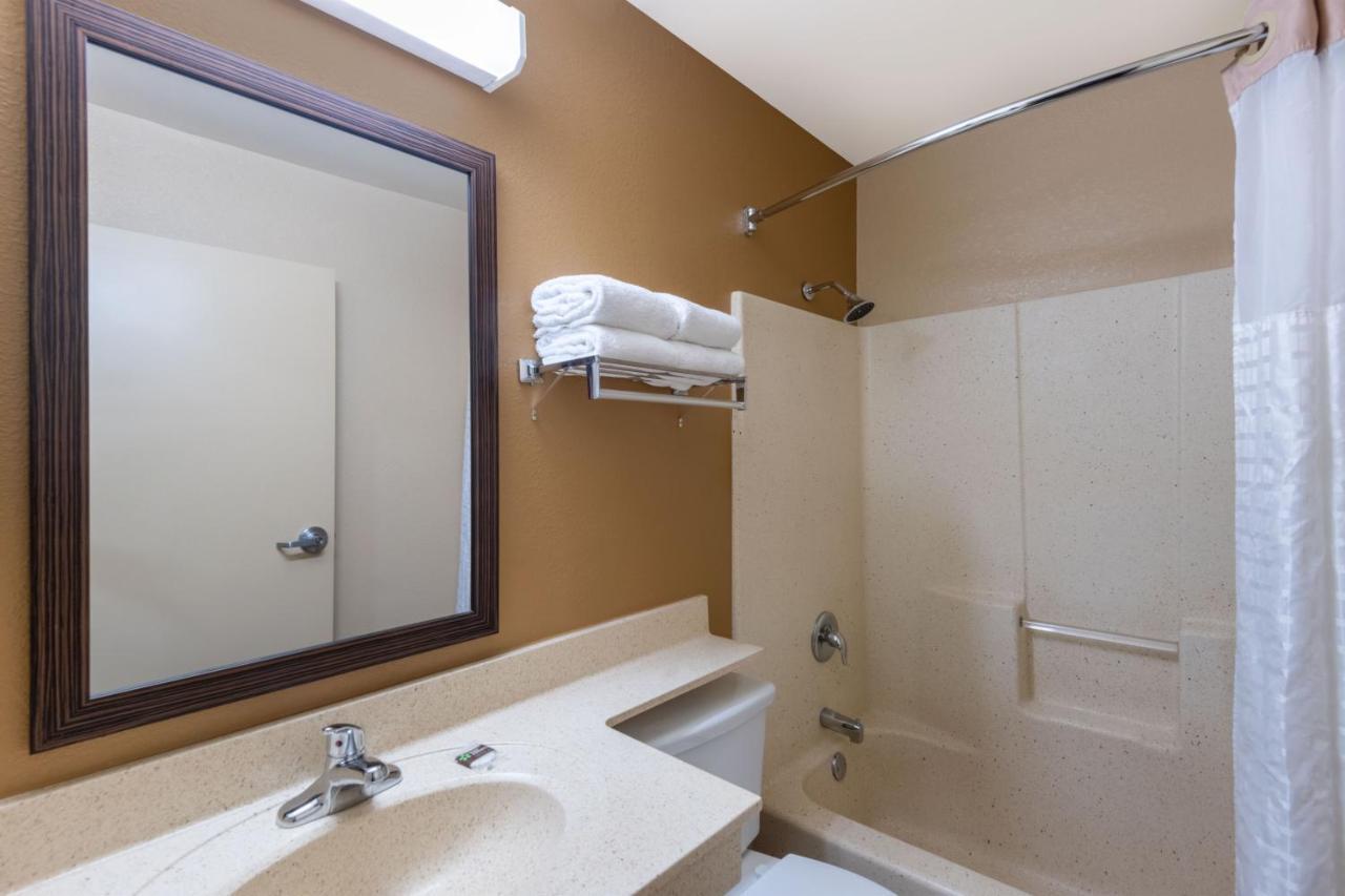 Suburban Studios Columbus Bradley Park Екстериор снимка